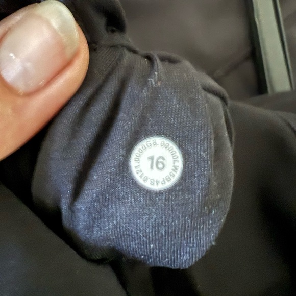 Lululemon Black Wonder under Leggings 28’ inseam - Picture 2 of 3